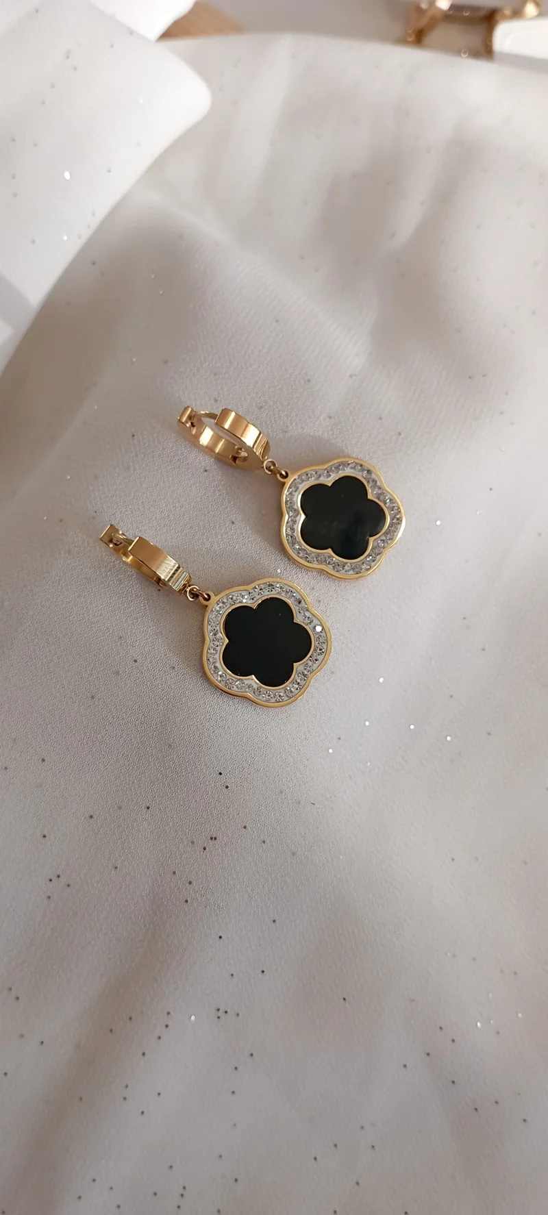 Boucle d'oreilles fleur noir Strass