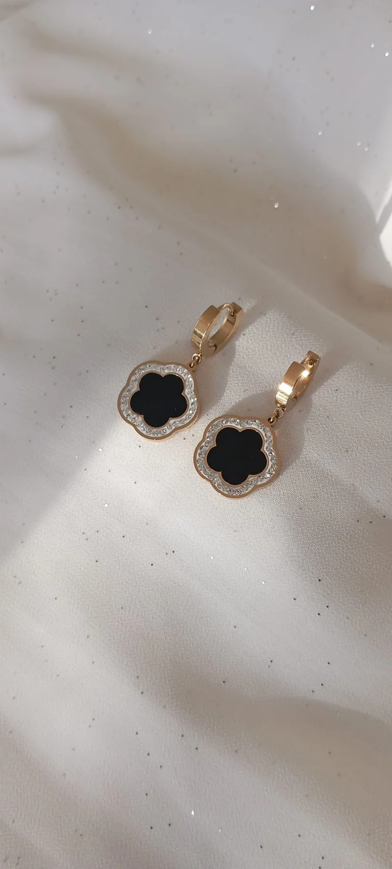 Boucle d'oreilles fleur noir Strass