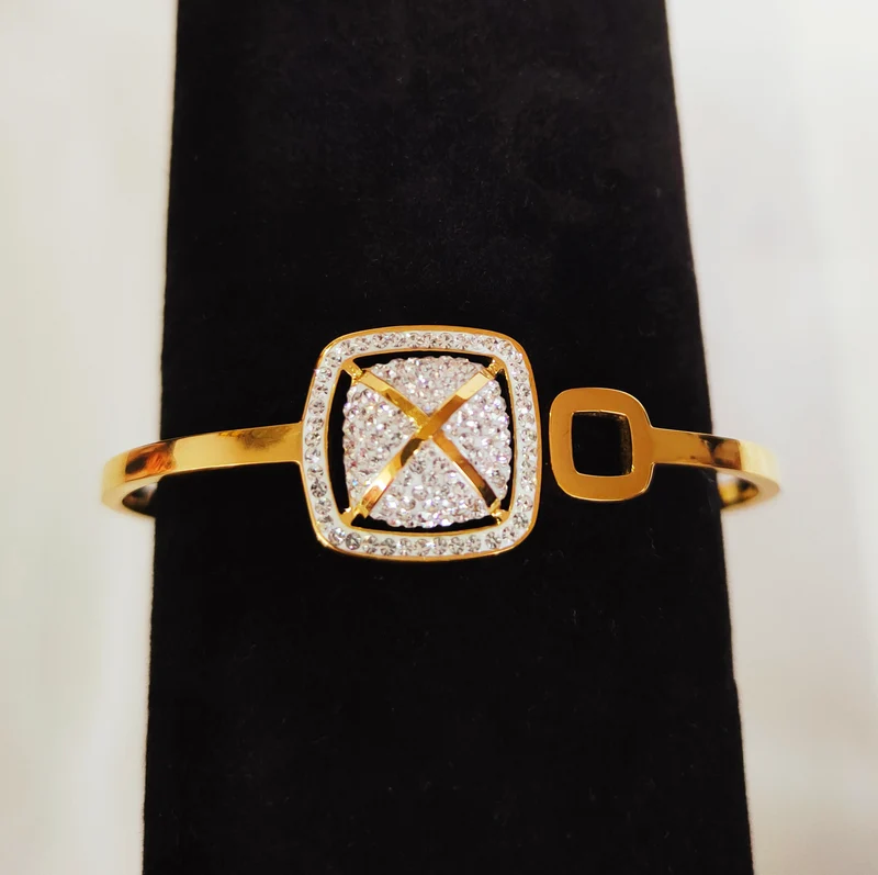 Bracelet rigide carré strass